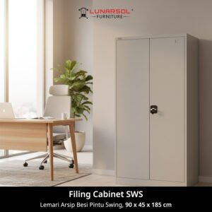 Filing cabinet SWS Lemari Arsip Besi Pintu Solid di ruang kantor, dimensi 90 x 45 x 185 cm.