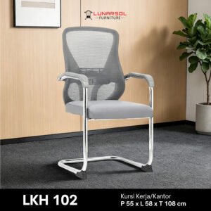 Kursi visitor LKH 102 dengan sandaran mesh breathable, dudukan foam, dan rangka besi chrome pada ruang kantor modern.