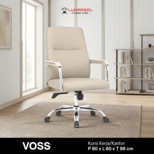 Seorang pengguna sedang menggunakan kursi kerja VOSS di ruang kerja modern dengan posisi duduk ergonomis.