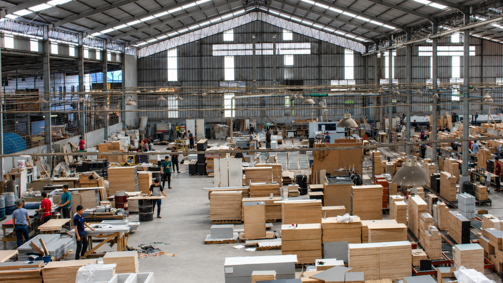 Area produksi furniture custom Lunarsol dengan aktivitas manufaktur, perakitan, dan persiapan komponen furniture.