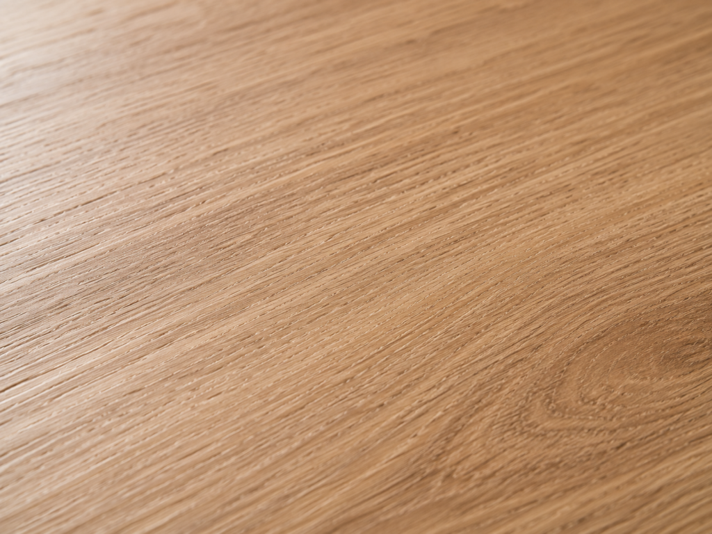 Permukaan meja kantor dengan finishing woodgrain premium yang halus, tahan gores dan mudah dibersihkan.
