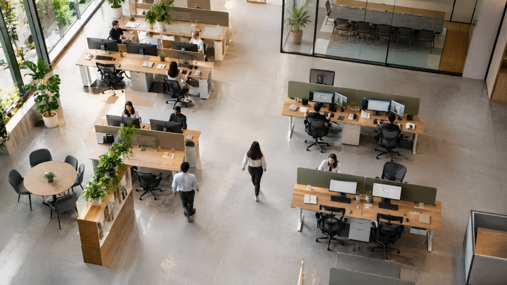 Layout kantor modern dengan jarak antar meja yang memberikan ruang sirkulasi nyaman bagi karyawan.