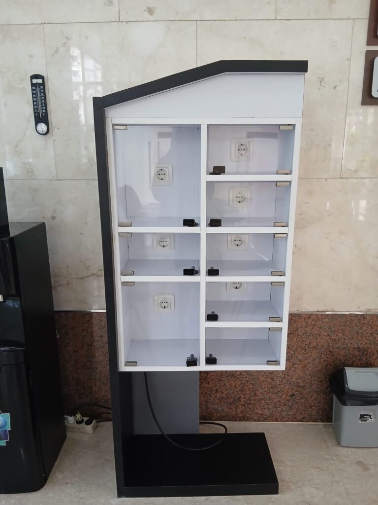 colokan pada setiap kompartemen charging station custom