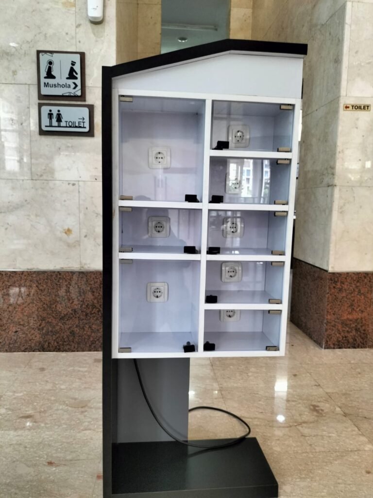 charging station custom 63 x 39 x 146 cm dengan pintu acrylic