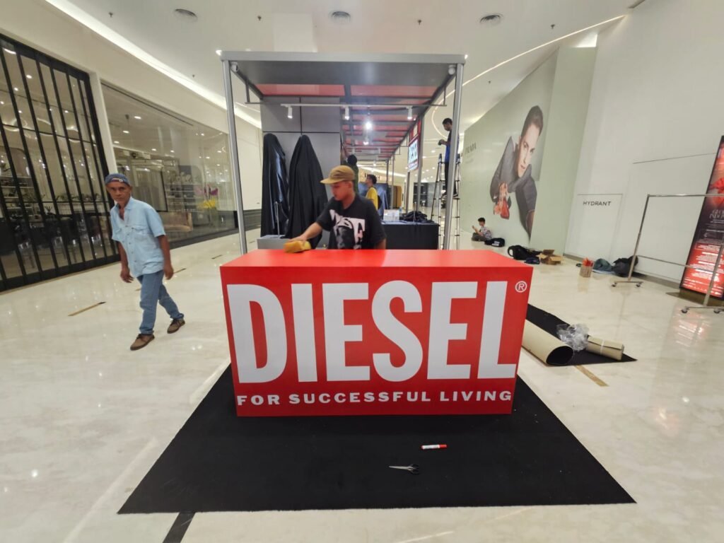 meja bar custom DIESEL saat instalasi di lokasi customer