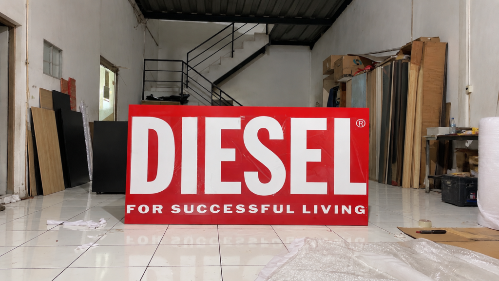 elemen branding DIESEL untuk meja bar custom