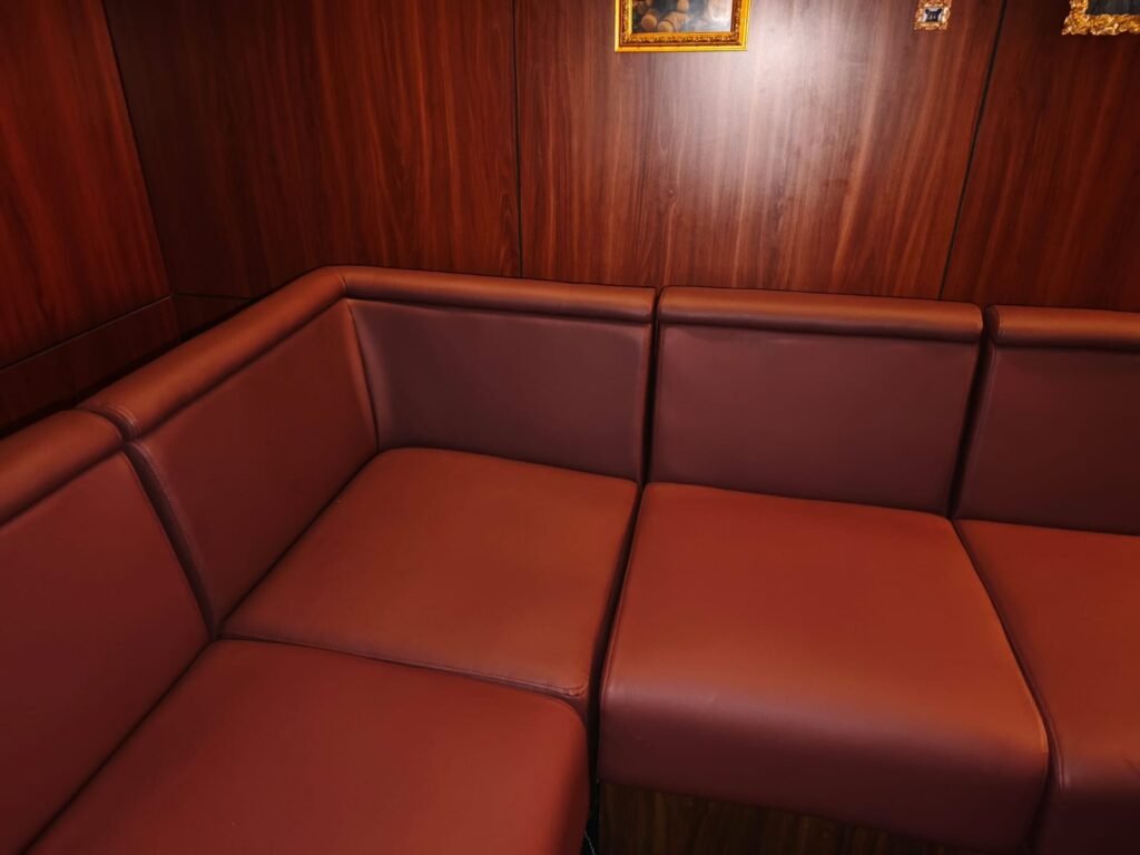 detail upholstery OSCAR Premium burgundy pada sofa custom