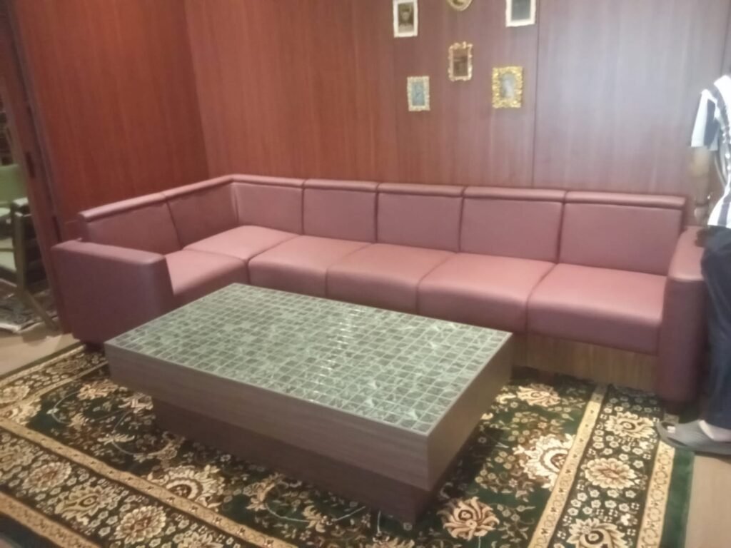 sofa custom burgundy 2 x 2,5 meter terpasang di ruang customer