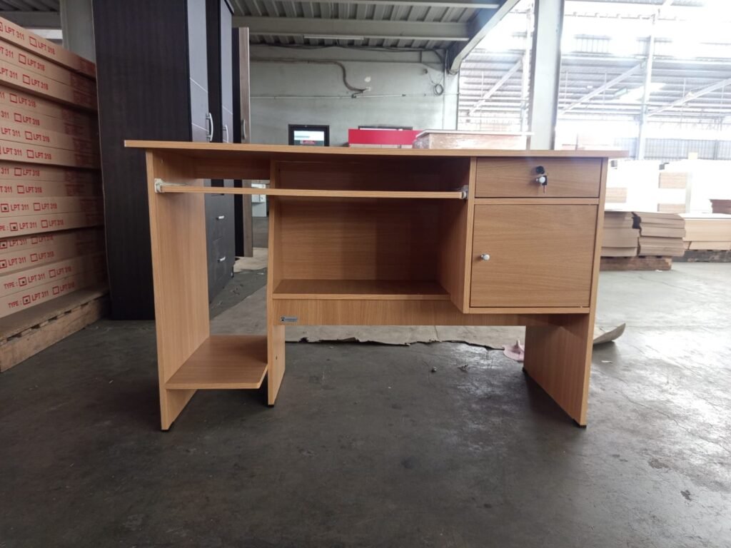 detail laminating PVC pada meja komputer custom particle board