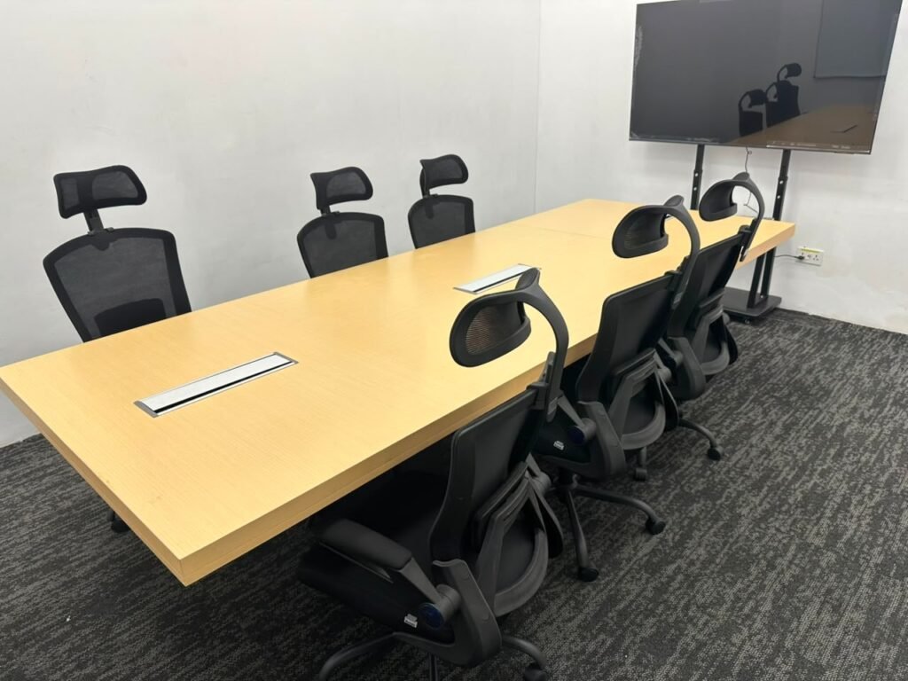 power outlet tengah pada meja meeting custom 320 cm
