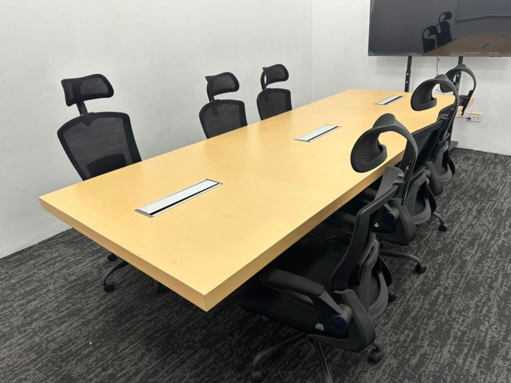 meja meeting custom 320 x 120 cm dengan power outlet di tengah